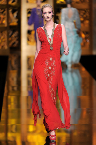 Vestido largo canesu drapeado rojo con bordados Christian Dior